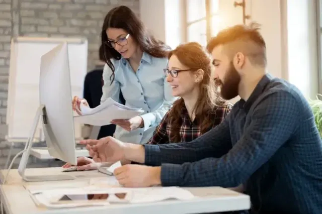 Czym zajmuje się software development?