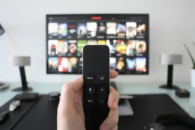 Jak włączyć telewizor bez pilota - proste sposoby i triki